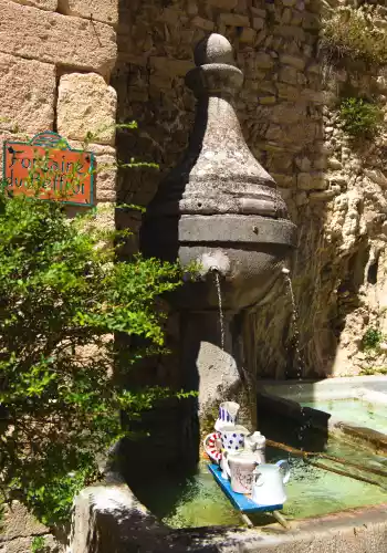 La fontaine du Beffroi à Montbrun les Bains
