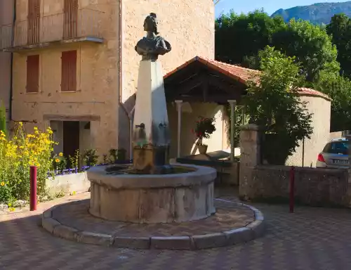 La fontaine et le lavoir à Séderon (Drôme)