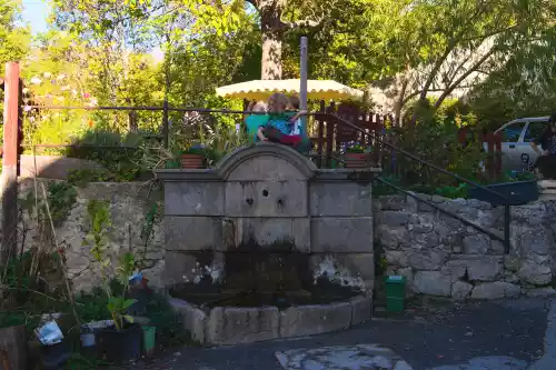 La fontaine à Éourres (05)