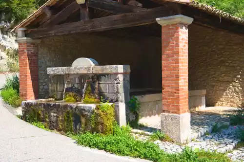 Le lavoir-fontaine à Brantes (Vallée du Toulourenc)