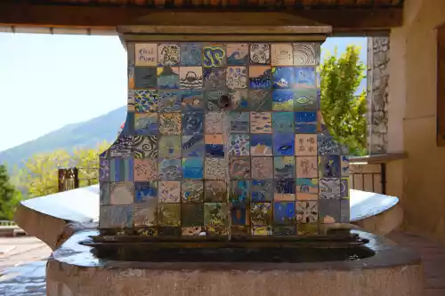 La fontaine et le lavoir à Montfroc dans la vallée du Jabron (Drôme)