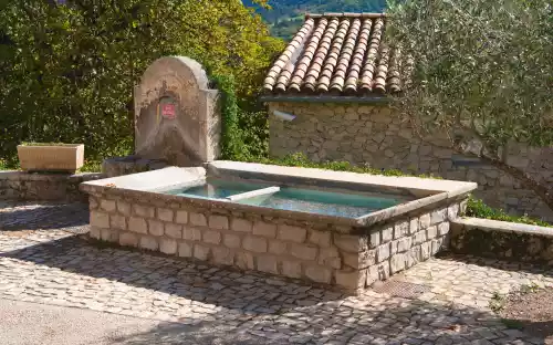 La fontaine et le lavoir à Reilhanette (Drôme)