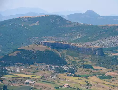 l'emplacement du fort de Mévouillon au premier plan
