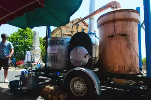 Alambic ambulant sur la fête de la lavande à Ferrassières (26)