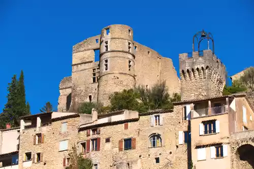 Le Chateau Dupuy Montbrun depuis le bas du village