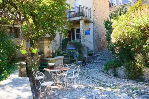 Fontaine sous le portail Ste Marie