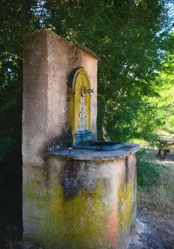 Une des 2 fontaines de la promenade de l'Anary à Montbrun (Drôme)