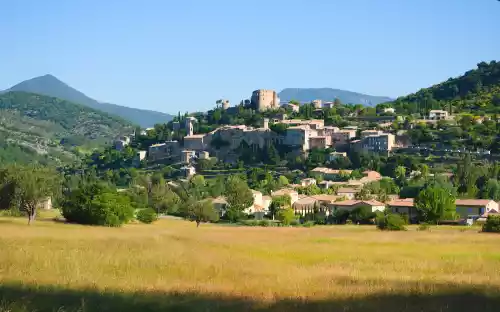 Vue d'ensemble de Montbrun les Bains (Drôme)