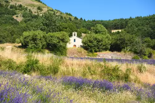 Une chapelle à Mévouillon (Drôme)