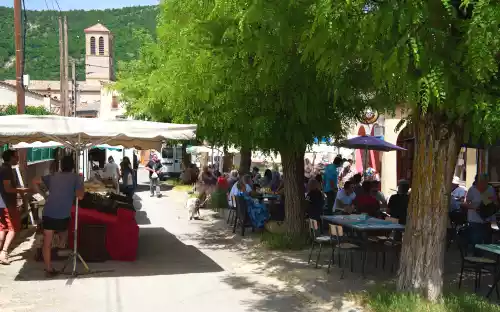 jour de marché à Lachau