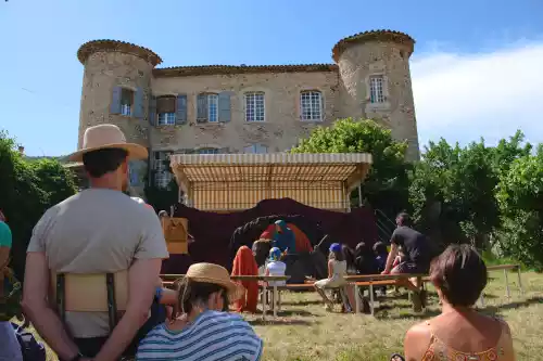 spectacle devant le chateau de Lachau