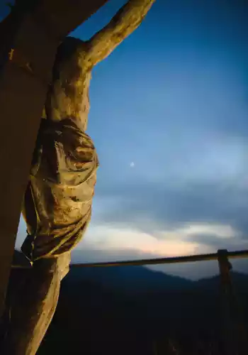 le Christ sur sa croix sur les hauteurs de Barret