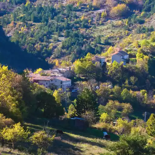 le village d'Éourres (Baronnies - Hautes-Alpes)