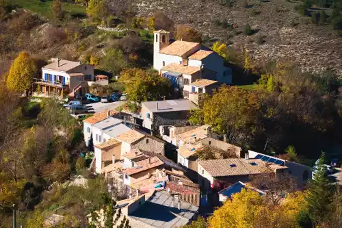 le village d'Éourres (Baronnies - Hautes-Alpes) en automne