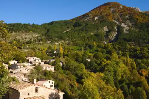 Le village d'Éourres et la Montagne de Mare (1603m)