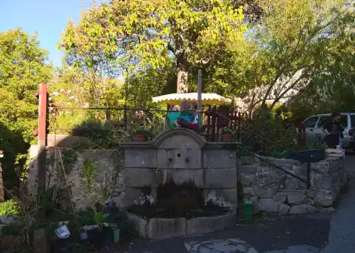 Fontaine du village d'Éourres (05)