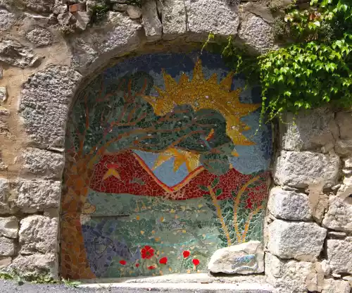 fresque sur la façade du Lézard Vert à Éourres