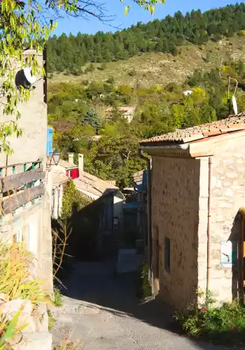 montée de l'église à Éourres