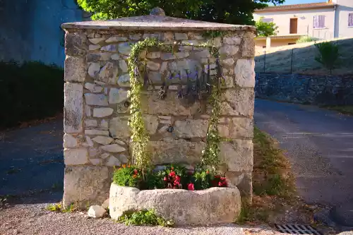 Fontaine du village de Ferrassieres