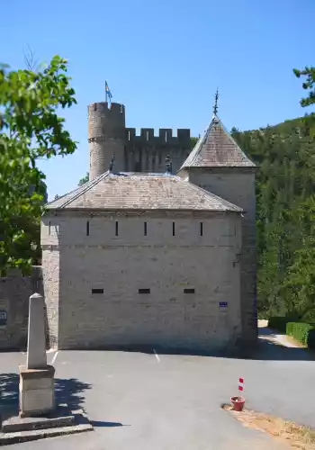 La place du chateau à Aulan (Drôme)