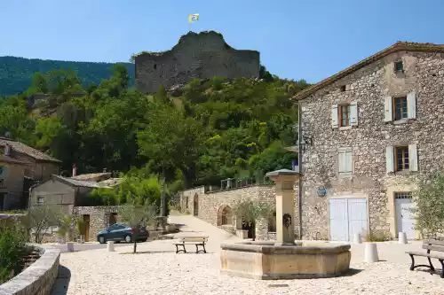 Place du village de Reilhanette