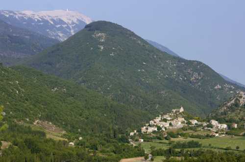 Reilhanette et le sommet du Mont Ventoux au fond