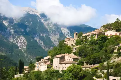 Le village de Brantes et le mont ventoux dans les nuages